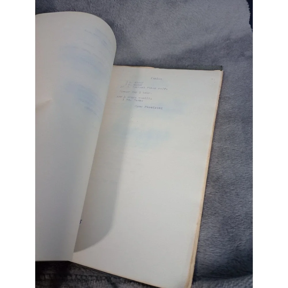 Milwaukee Newcomer's Club Cookbook Hand Typed 1970 Booklet Local Recipe‎ Book